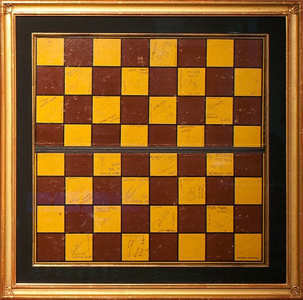 autographed-chess-board--20th-century-signatures585