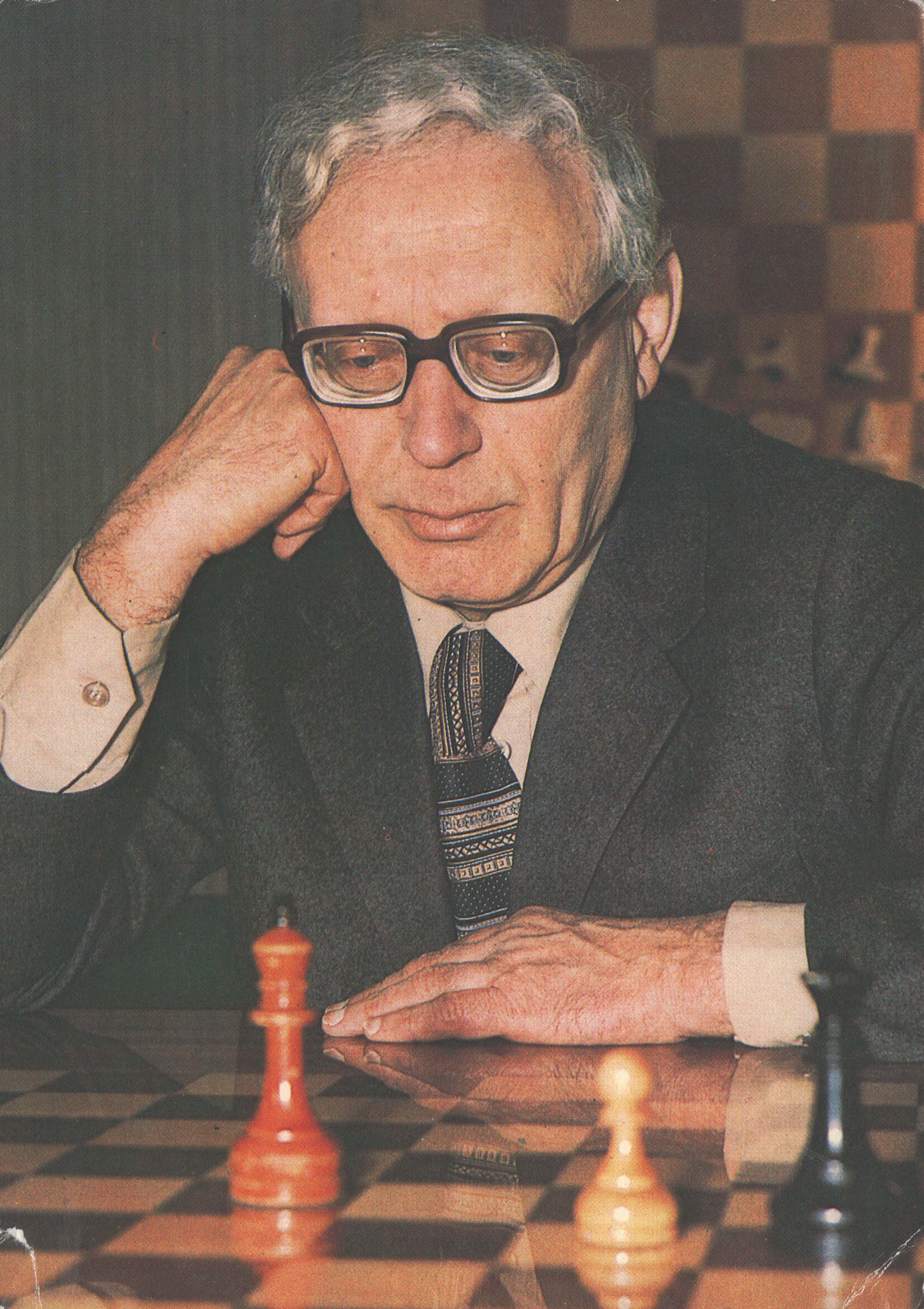 File:Mikhail Botvinnik - Mikhail Tal - World Championship 23th Moscovo (6),  1960-03-26 - wood handicraft chess board.JPG - Wikimedia Commons