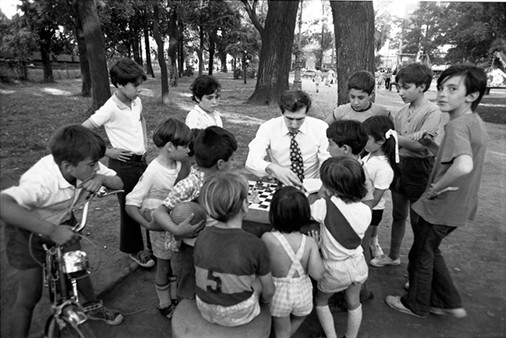 chess-in-park-children-gather-round-buenos-aires-1971