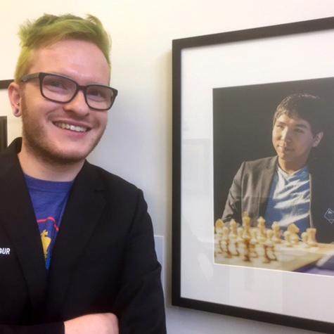 Lennart Ootes poses next to his photo of GM Wesley So