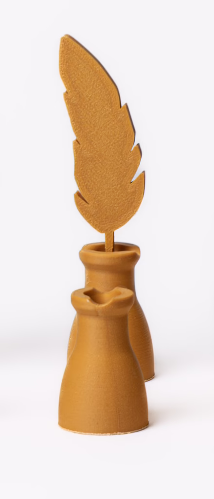 Comparison of the queen piece (a quill in an inkwell) and the pawn pieces (inkwells) from the book-themed set.